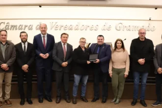 Homenagens ao Minhocão e a professores são marcadas por emoção