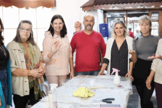 Artista Lanarosa ministra oficina de feltragem no Centro Municipal de Cultura