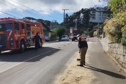 Defesa Civil, Secretaria de Trânsito e Corpo de Bombeiros prestaram atendimento à contenção de óleo sobre pista