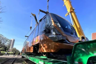 Trem transportado em carreta atravessa o RS