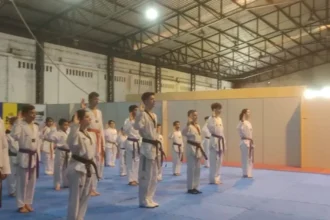 Alunos da Associação Gramadense de Taekwondo passam por troca de faixa