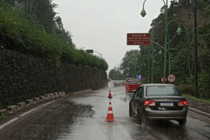 Trecho da RS 235 tem lentidão devido ao acúmulo de água