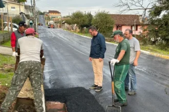 Rua Germano Monaretto, no bairro Floresta, recebe recapeamento e novo pluvial