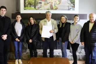 Vereadores Jovens entregam proposições ao Executivo Municipal