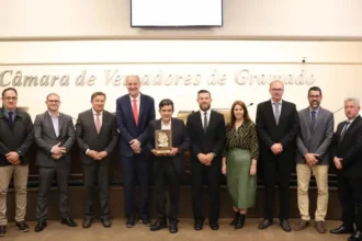 Câmara entrega quatro moções e homenageia Xixo com troféu Elisabeth Rosenfeld