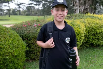 Own Time Home Club Gramado entrega Kits para crianças da escola Gramado Golf Kids