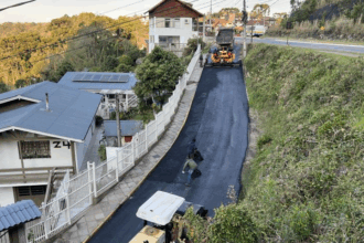 No bairro Moura, Rua Brasília recebe recapeamento