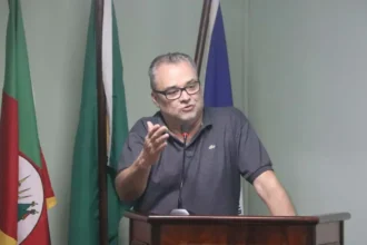 Vereador José Vellinho Pinto convoca Secretária da Educação e Prefeito para falar sobre atual situação da educação no Município