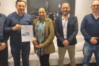 Grupo do bairro Av. Central entrega abaixo-assinado pedindo providências para RS-235