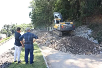 Prefeito Nestor Tissot visita obras do Plano de Ação no bairro Três Pinheiros